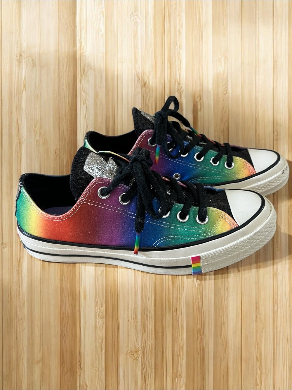 Unisex Converse Chuck 70 Low
Pride Shimmering Rainbow- Mens size 5 1/2